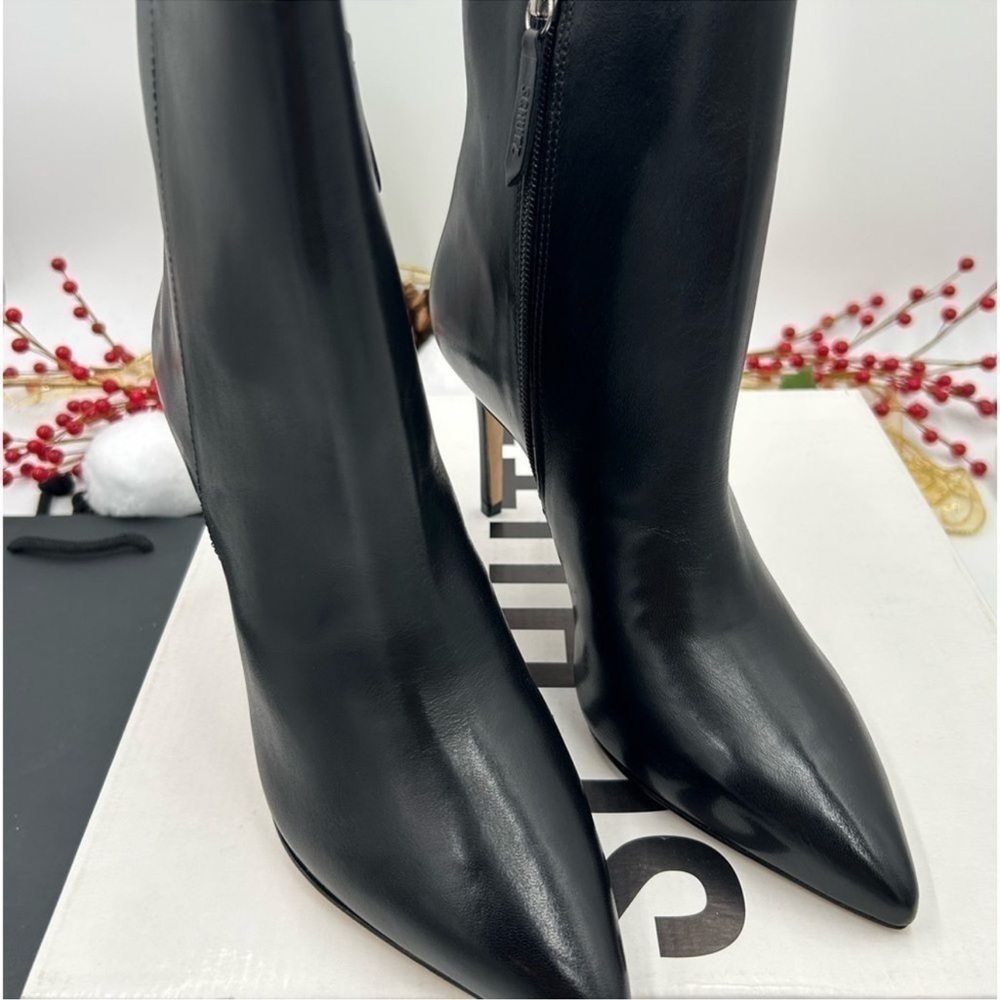 Women’s Schultz black leather ankle boots. Size 40 made in Brazil.